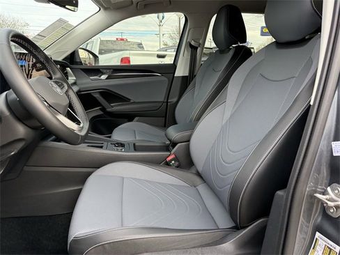 Certified 2025 Volkswagen Tiguan SE image 22