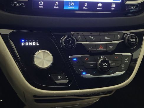 Used 2023 Chrysler Pacifica Touring-L FWD image 21