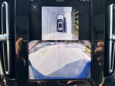 Used 2025 Volvo XC40 B5 Plus image 27