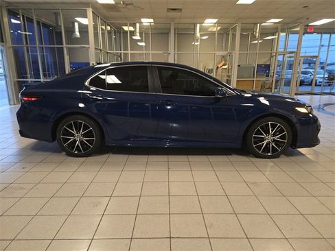 Used 2023 Toyota Camry SE image 9