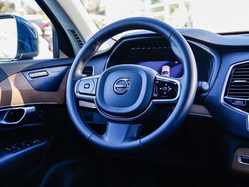 Used 2024 Volvo XC90 B5 Plus w/ Protection Package Premier image 17