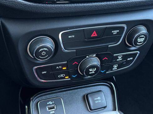 Used 2019 Jeep Compass Latitude FWD image 19