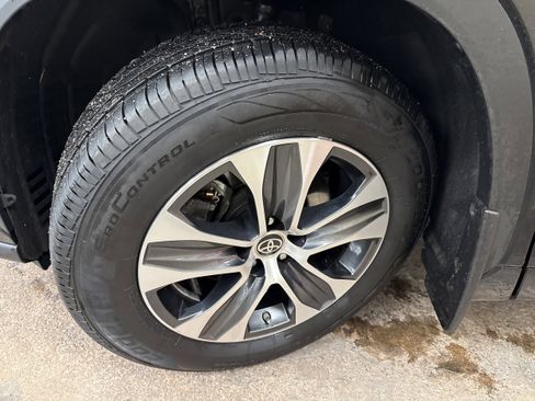 Used 2023 Toyota Highlander XLE image 4