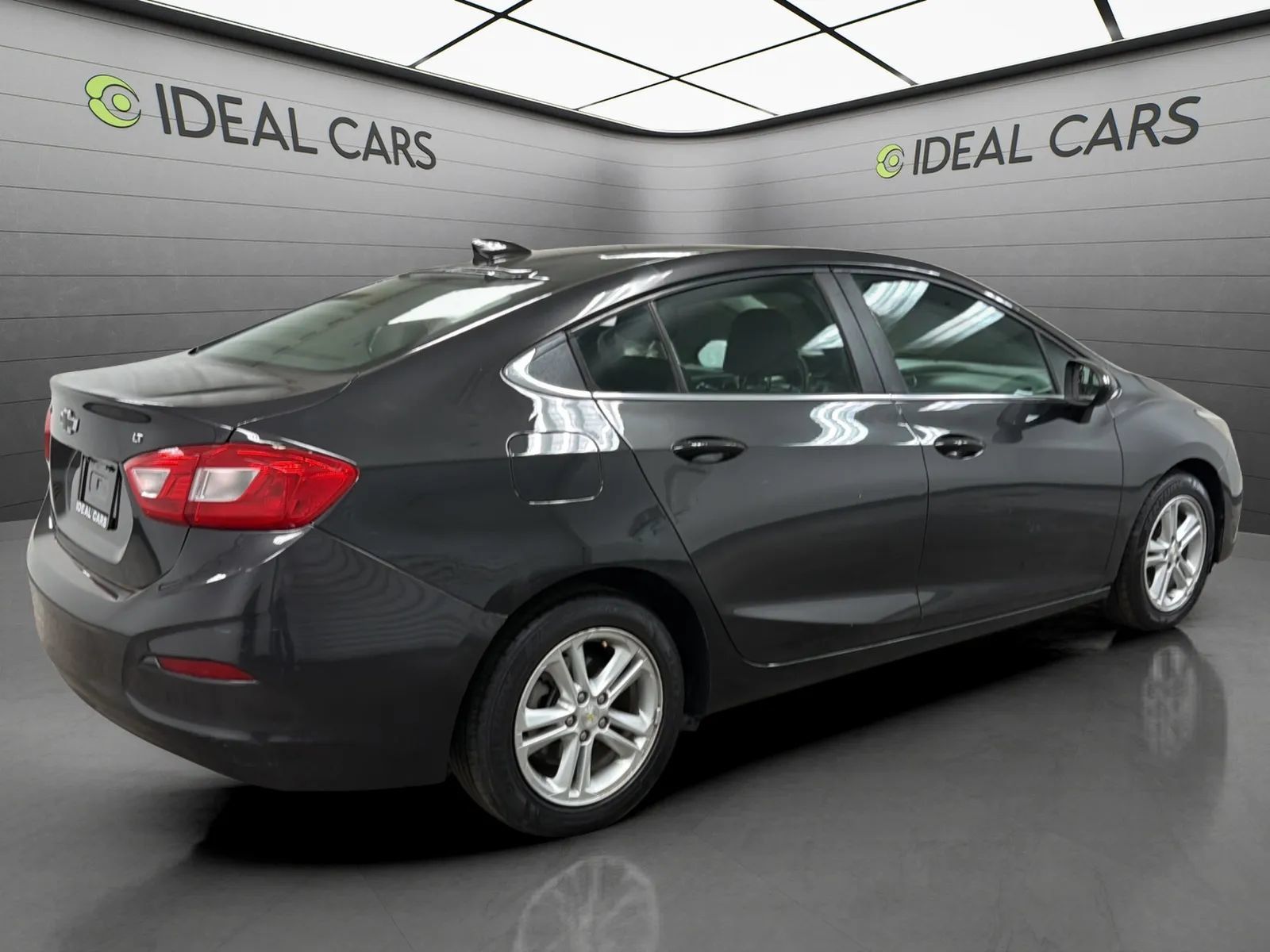 Used 2017 Chevrolet Cruze LT w/ Convenience Package FWD image 5