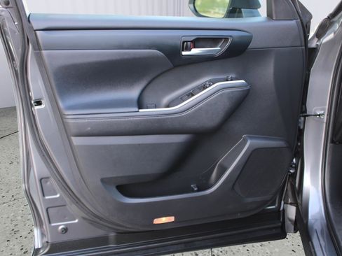 Used 2023 Toyota Highlander XLE FWD image 42