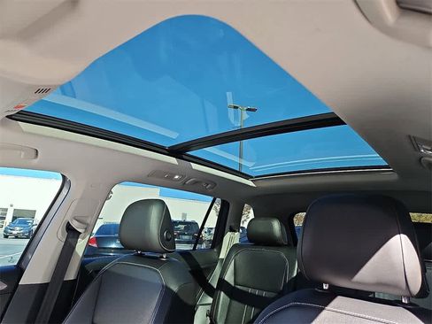 Used 2022 Volkswagen Tiguan SE w/ Panoramic Sunroof Package image 11