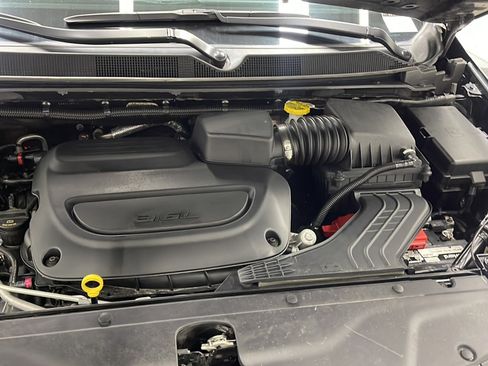 Used 2024 Chrysler Pacifica Touring-L FWD image 25