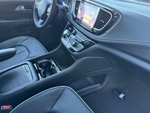 New 2027 Chrysler Pacifica Limited AWD/4WD image 13