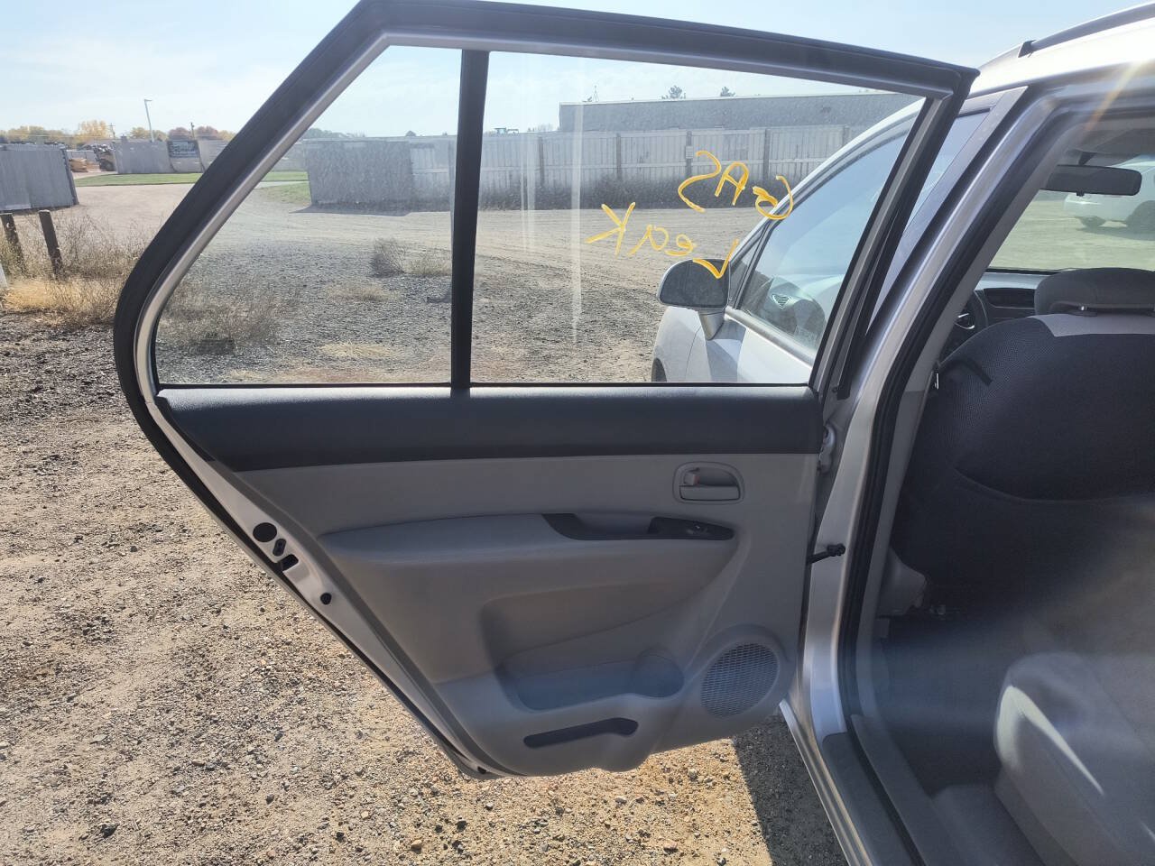 Used 2008 Kia Rondo FWD image 22