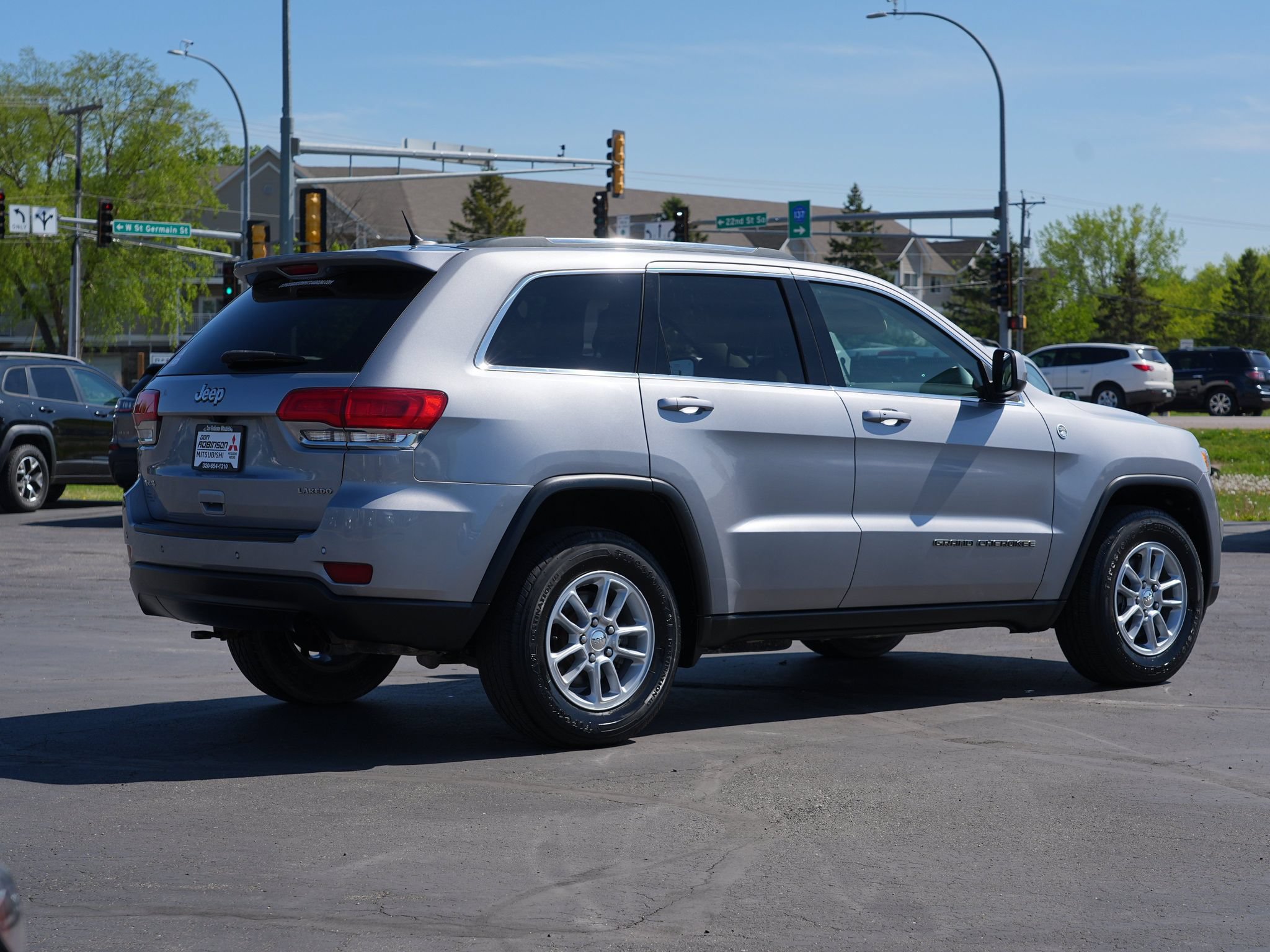 Used 2019 Jeep Grand Cherokee Laredo AWD/4WD image 3