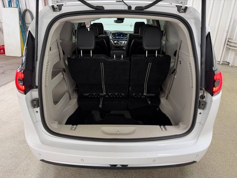Used 2024 Chrysler Pacifica Touring-L FWD image 27