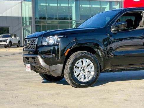 Used 2022 Nissan Frontier SV image 2