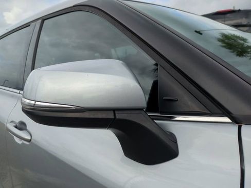 Used 2022 Toyota Highlander LE FWD image 12