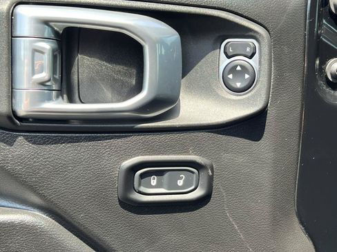 Used 2022 Jeep Wrangler Sport AWD/4WD image 18