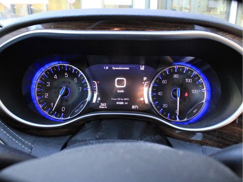 Used 2022 Chrysler Pacifica Limited w/ Uconnect Theater Family Group FWD image 9