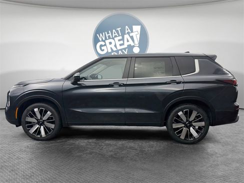 New 2025 Mitsubishi Outlander SE image 7