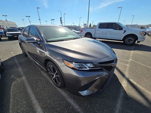 Used 2020 Toyota Camry SE w/ Convenience Package image 2