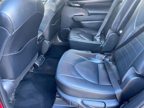 Used 2021 Toyota Highlander XLE image 27