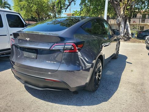 Used 2022 Tesla Model Y Long Range image 10