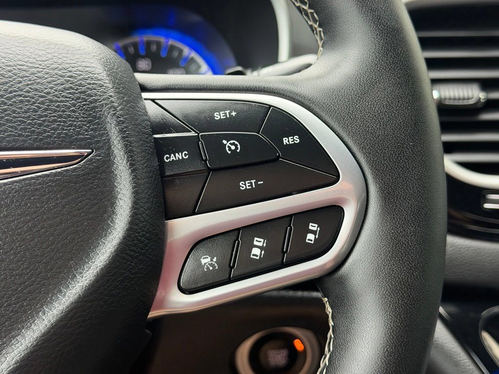 Used 2025 Chrysler Pacifica Select FWD image 19