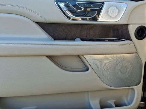 Used 2019 Lincoln Navigator Reserve image 16