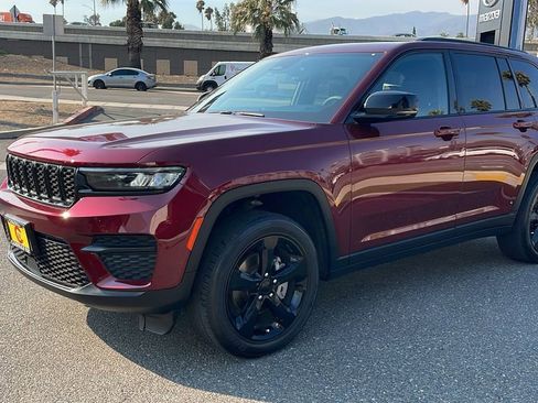 Used 2023 Jeep Grand Cherokee Altitude image 13