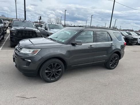 Used 2018 Ford Explorer XLT w/ Equipment Group 202A image 9