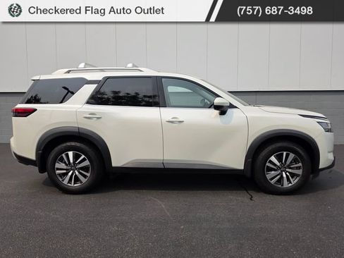 Used 2024 Nissan Pathfinder SL FWD image 9