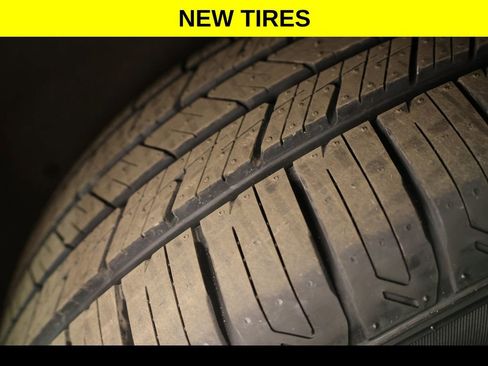 Used 2023 Chevrolet Traverse LS image 5