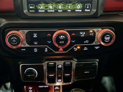 Used 2022 Jeep Gladiator Rubicon w/ LED Lighting Group AWD/4WD image 11
