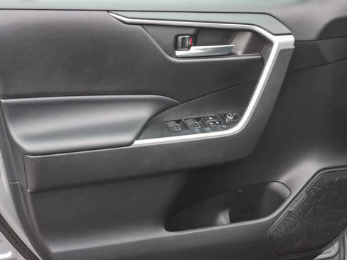 Used 2022 Toyota RAV4 SE image 19