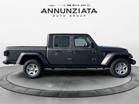 Used 2022 Jeep Gladiator Sport image 6