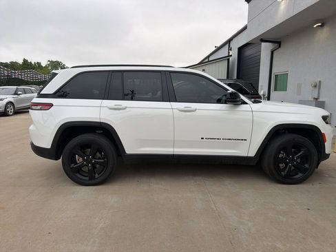 Used 2023 Jeep Grand Cherokee Altitude RWD image 7