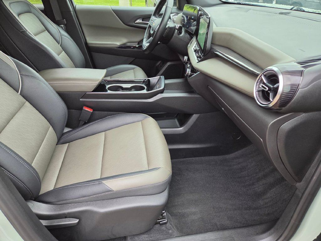 Used 2025 Chevrolet Equinox LT w/ Convenience Package II AWD/4WD image 32