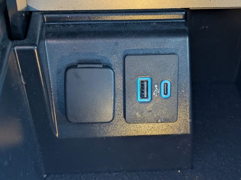 Used 2023 Ford Explorer Limited image 21