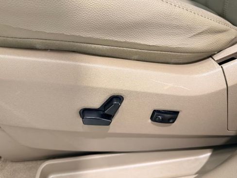Used 2016 Chrysler Town & Country Touring FWD image 18