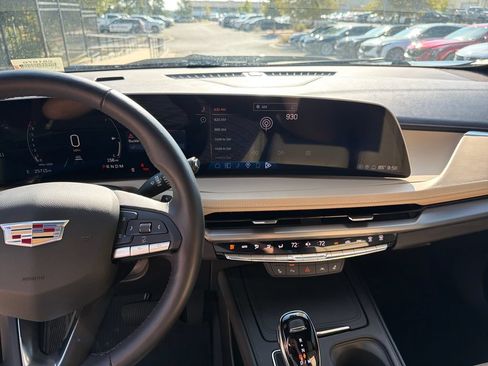 Used 2024 Cadillac XT4 Luxury w/ Cold Weather Package FWD image 27