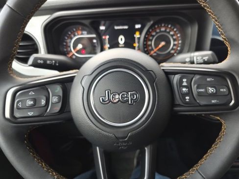 Used 2024 Jeep Gladiator Sport image 18