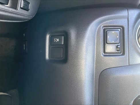 Used 2012 Nissan Versa FWD image 28