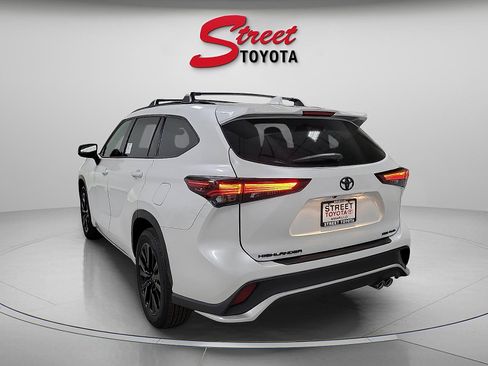 New 2026 Toyota Highlander XSE image 6