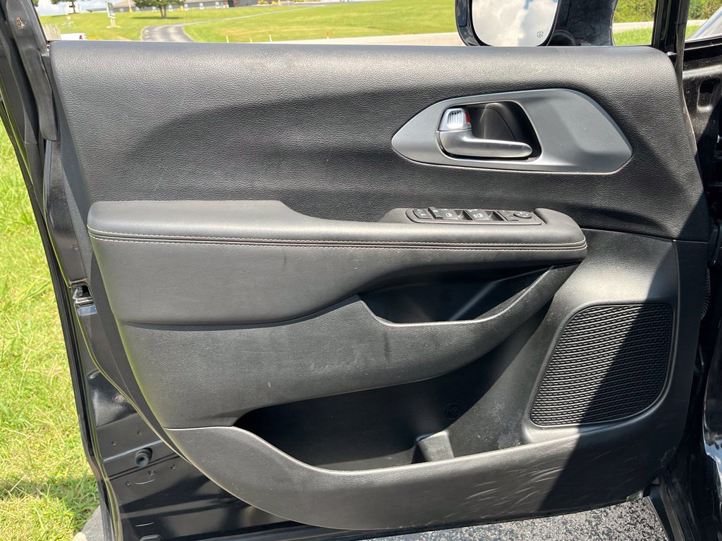 Used 2024 Chrysler Pacifica Touring FWD image 14