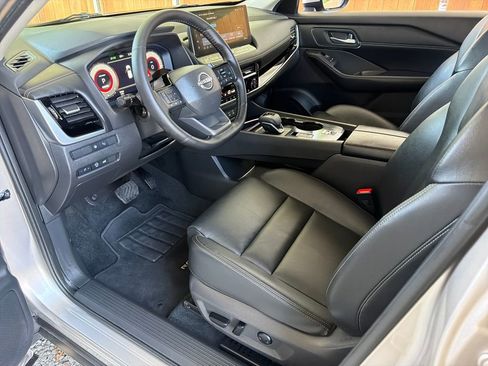 Used 2025 Nissan Rogue SL w/ Tech Package FWD image 2