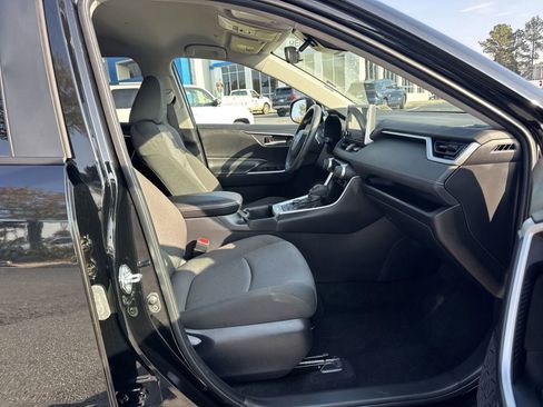 Used 2025 Toyota RAV4 XLE image 32