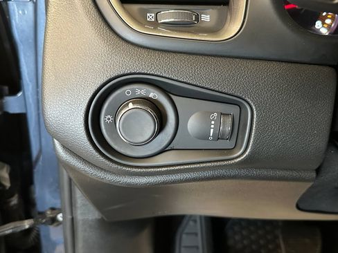 Used 2023 Jeep Renegade Latitude AWD/4WD image 17