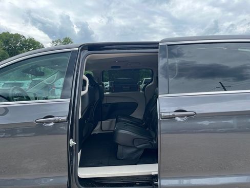 Used 2023 Chrysler Pacifica Touring-L FWD image 29