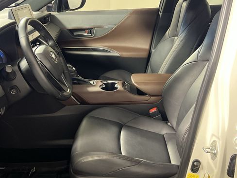 Used 2022 Toyota Venza XLE AWD/4WD image 13