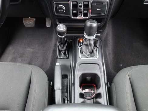 Used 2021 Jeep Wrangler Unlimited Sahara AWD/4WD image 19