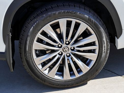 Used 2022 Toyota Highlander Platinum AWD/4WD image 11