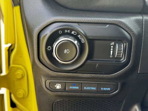 Used 2023 Jeep Wrangler Unlimited Sahara AWD/4WD image 25