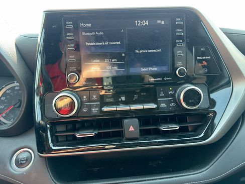 Used 2021 Toyota Highlander LE AWD/4WD image 11